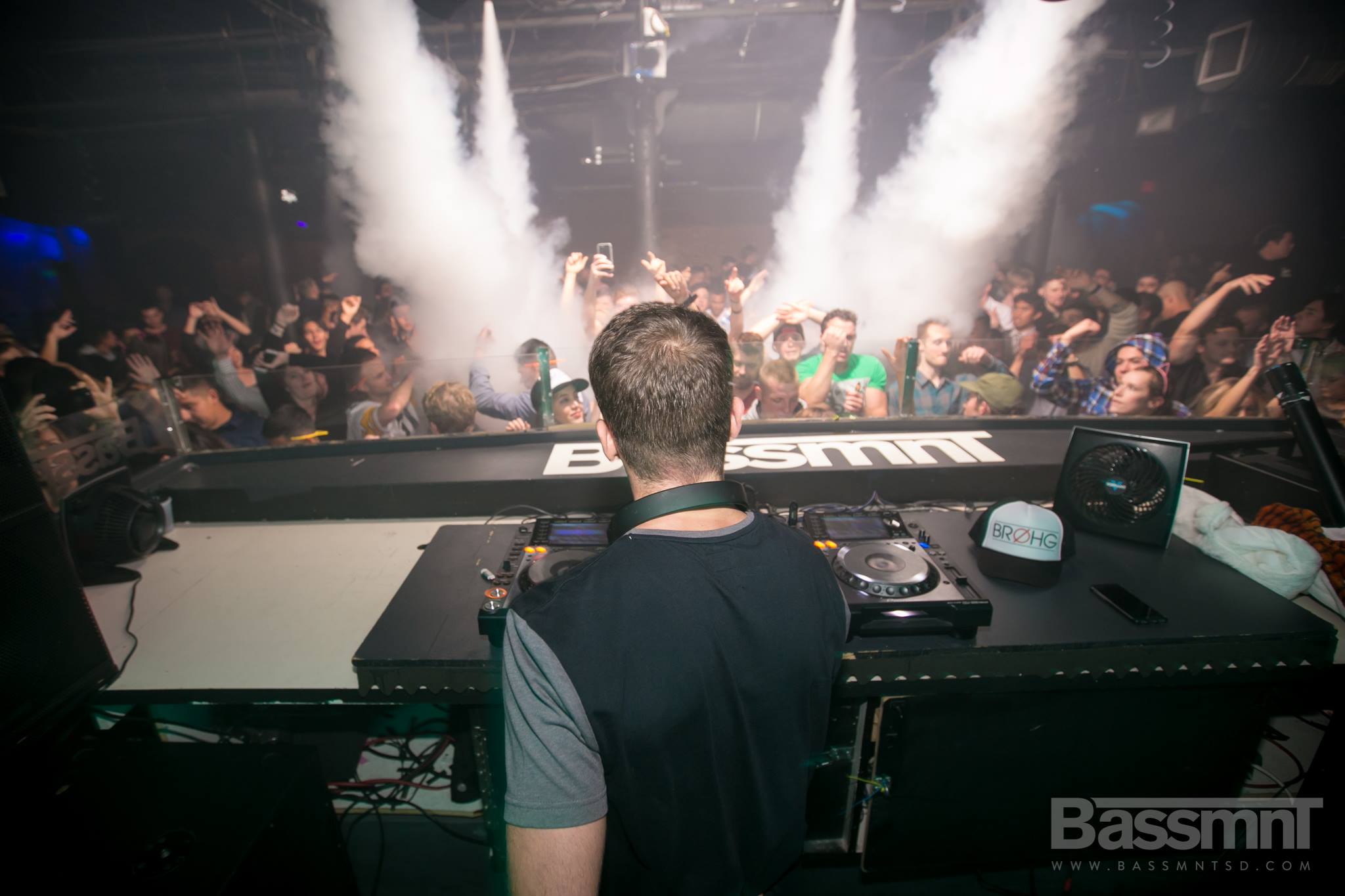 claenslate-music-at-bassmnt-nightclub-in-san-diego-california-djing-in-front-of-big-crowd