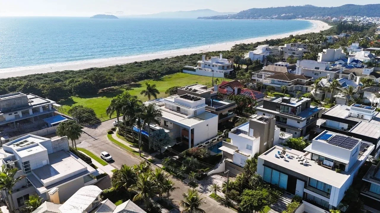 Beach Villa For Sale in Prestigious Jurerê Internacional-R$10M