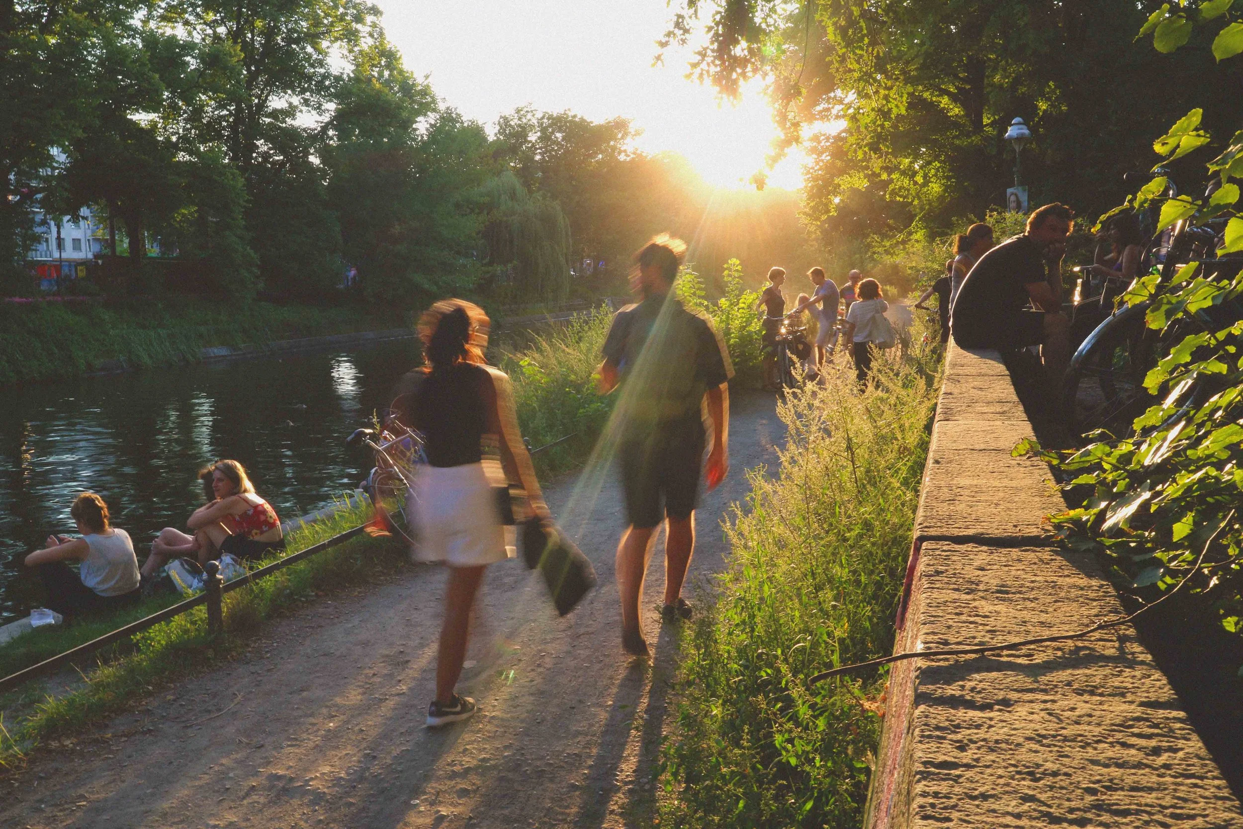 Berliners' using every inch of the canal