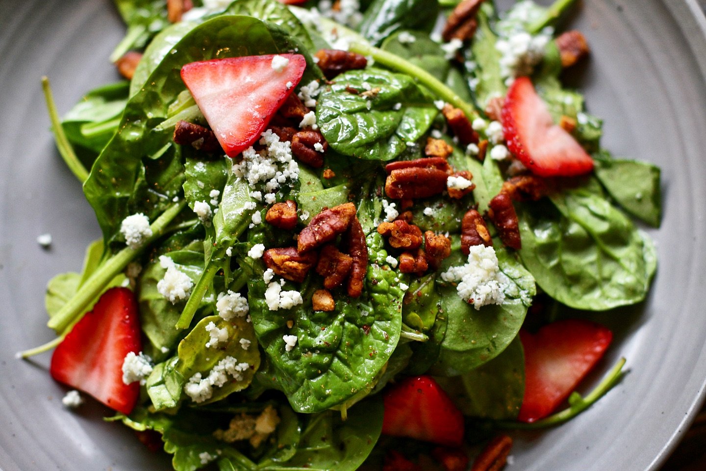 Going green this spring 🥬🍓

Spinach and arugula, tossed in strawberry vinaigrette, with spiced pecans, asher blue cheese crumbles, and local strawberries from @woodlandgardensathens