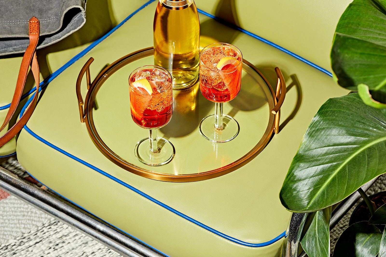 UNBRANDED_ALCOHOL_Aperol_Spritz_SPARKLING_WINE_LIFESTYLE_300ppi_1_WITHOUT_SUNNIES.jpg