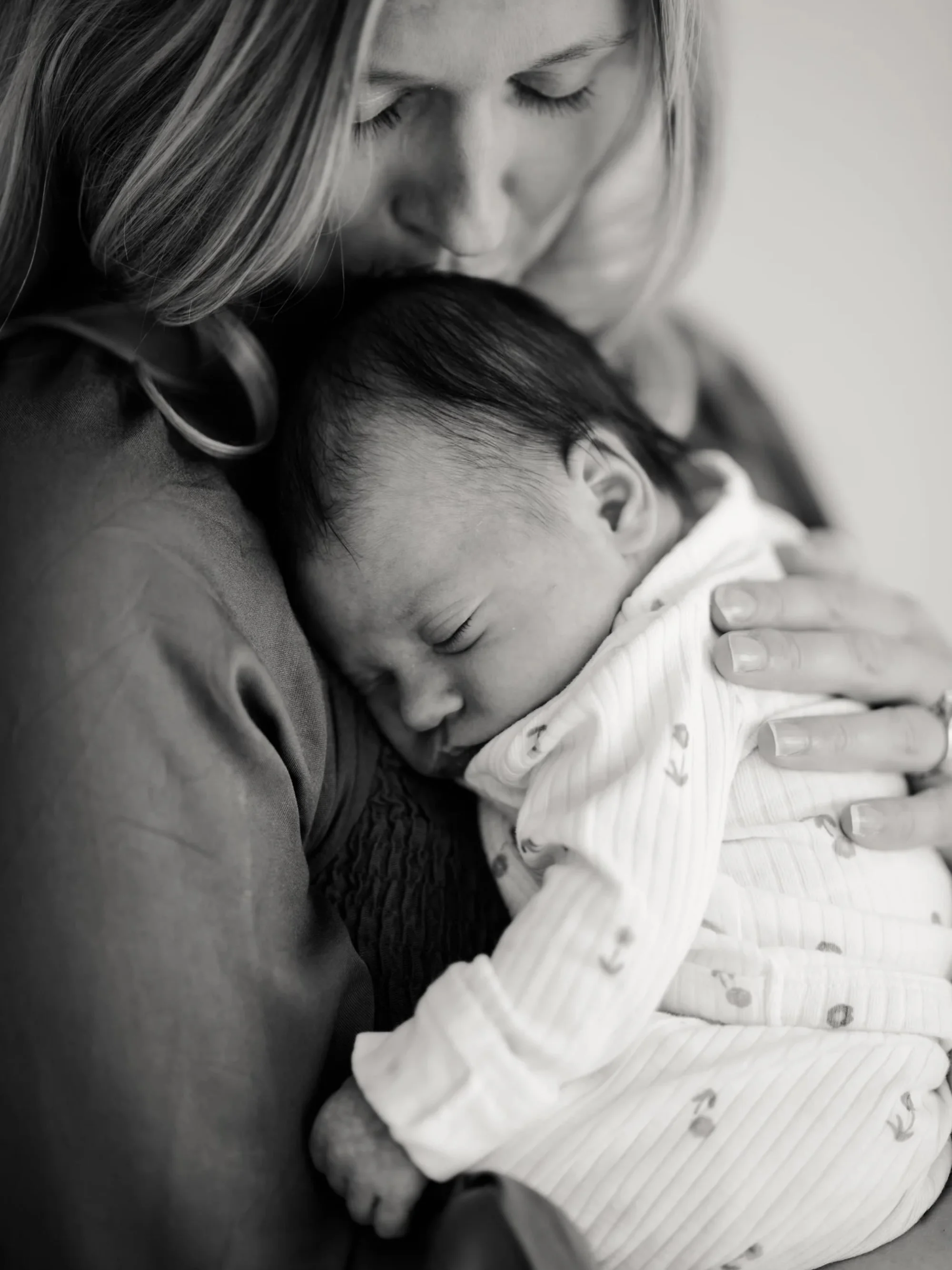 &ldquo;We are born of love; Love is our mother.&rdquo; - Rumi
&bull;
My latest blog post featuring teeny Fia with her parents and big pup brother is up on my website - click the link in my bio to take a peek ✨
&bull;
&bull;
&bull;
#bostonfamilyphotog