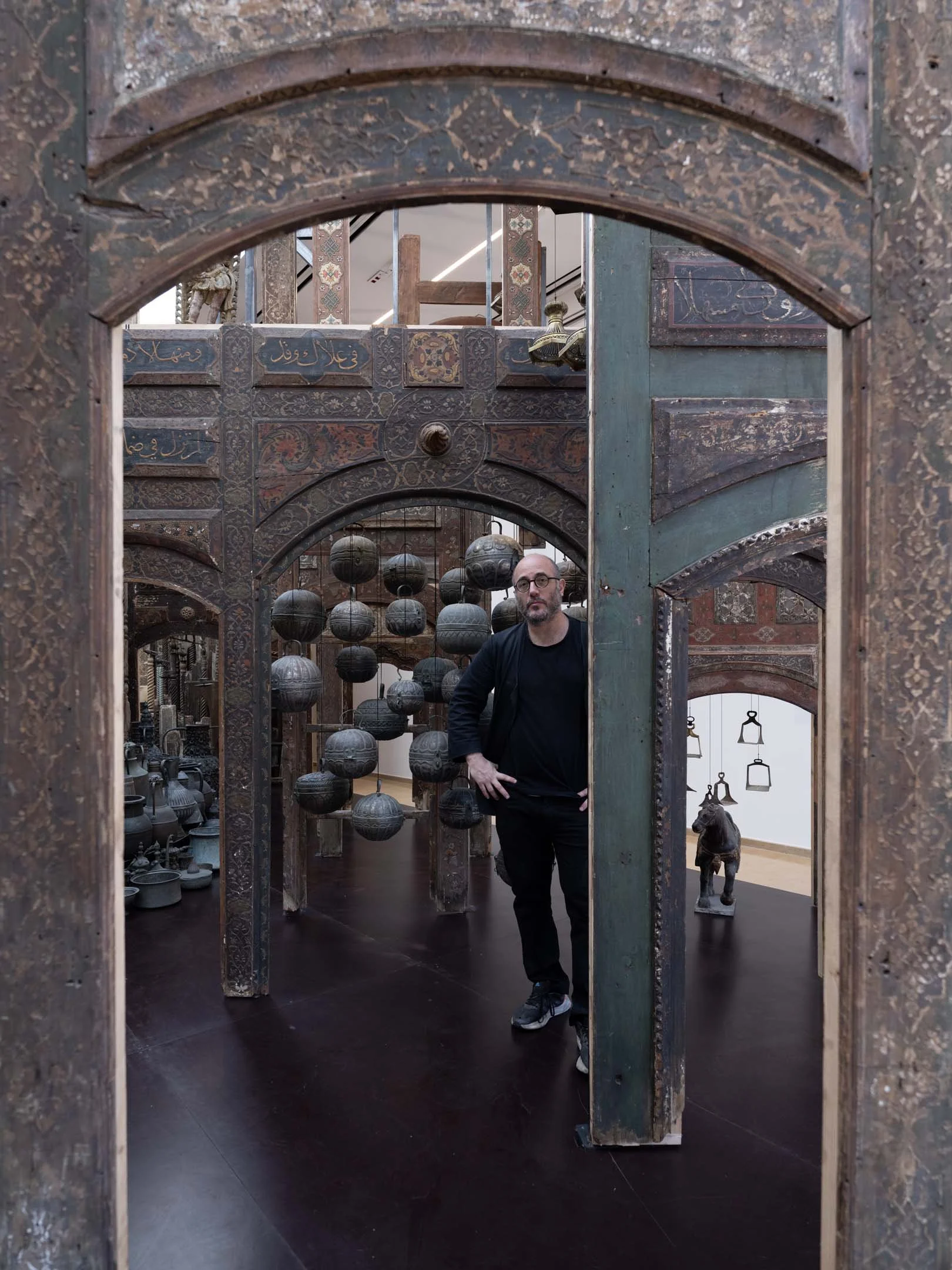 This immersive installation marks a symbolic first pathway between reality and imagination, embodying the four themes of the exhibition. It raises questions about the interplay of memory, realities and fictions, the perception of time and space, and