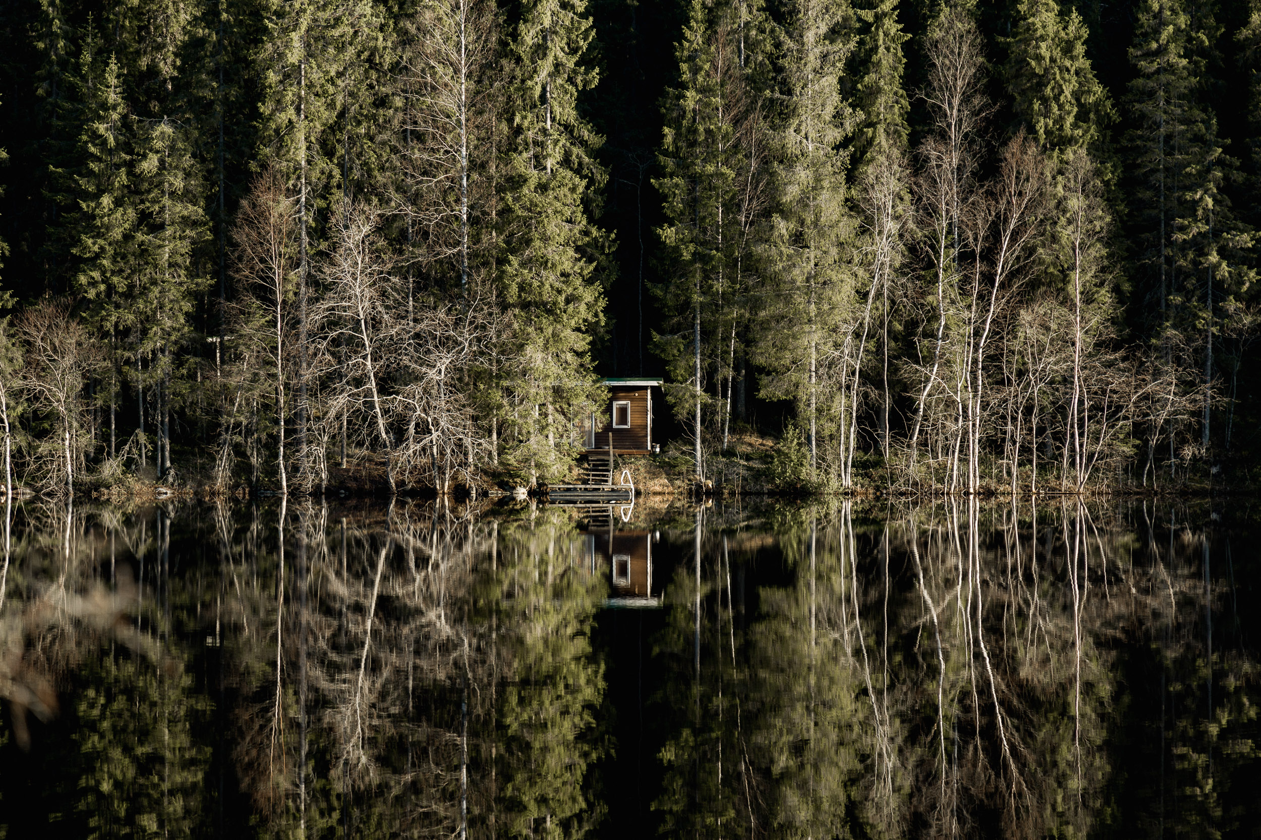 11-cabin-cottage-hideout-reflection-forest-anna-elina-lahti-photographer.jpg