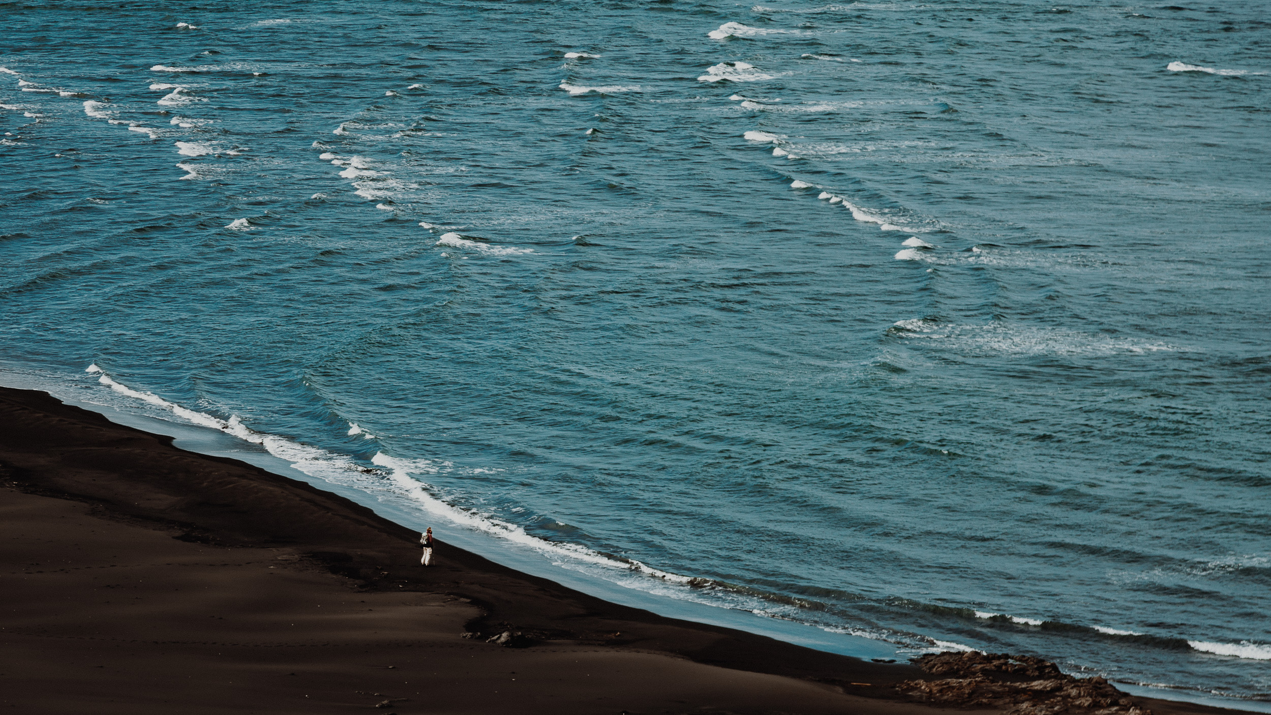 17-iceland-east-fjords-black-sand-hiking-anna-elina-lahti-photographer.jpg