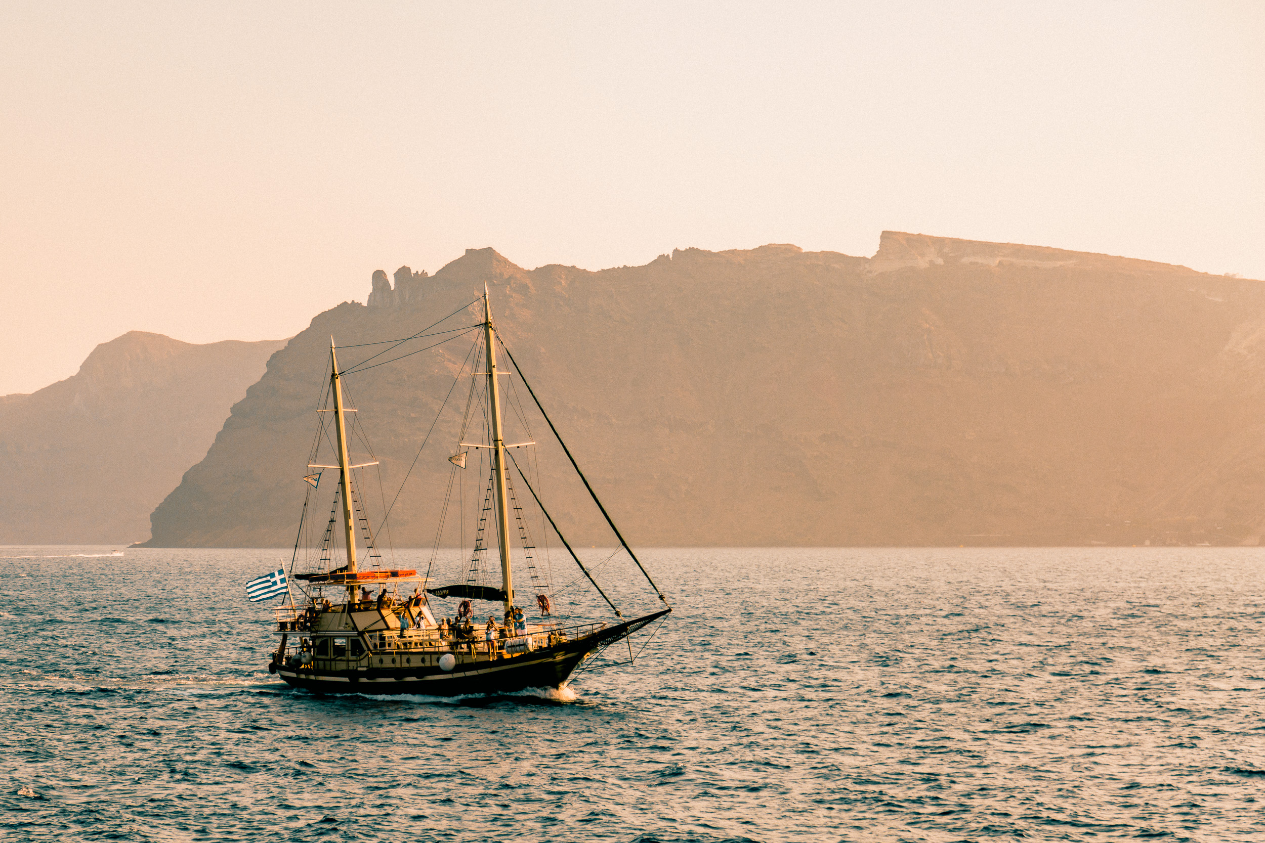 33-santorini-greece-sunset-sailboat-cyclades-aegean-sea-anna-elina-lahti-photographer.jpg