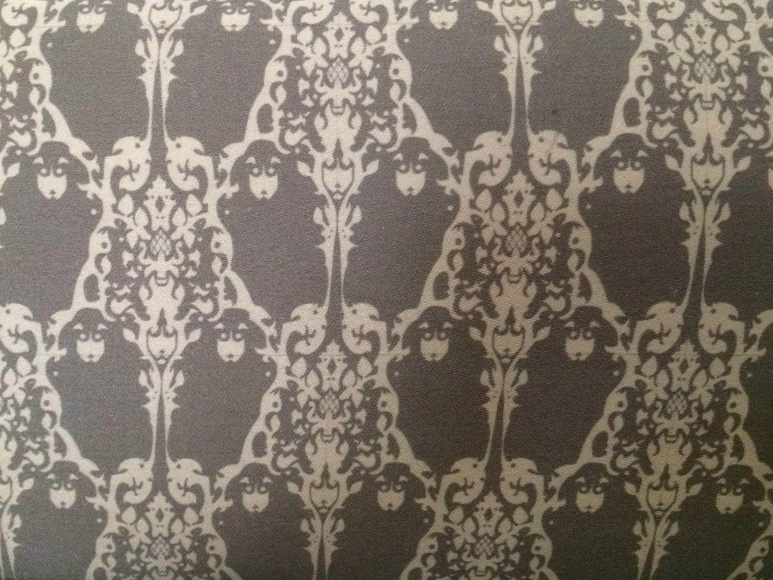  Can you find the puppy’s face hidden in the design? 