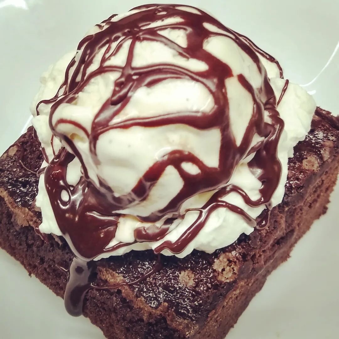 EXTREME BROWNIE CLOSE-UP 🍫🍦🍺👀👀 The Grumpy Brownie is fresh baked- JUST took them out of the oven- made w/ Grumpalumpagus stout &amp; topped w/ fresh whipped cream and @giffordsmaine vanilla bean if you want it! And don't forget Taters and Beer H