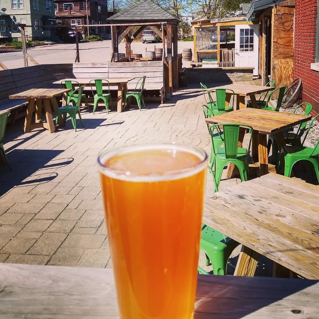 Sunny &amp; 70s? 🌡️🌞😎 Check. Thirsty for beer? 🥵🍺🍺 CHECK. Big patio with 10 beers on tap? 😬😬😬 We've got you covered! We've also got Happy Hour from 4 PM to 6 PM: get a pint of Left Turn pale ale with free fries &amp; sauce for only $5! GET O