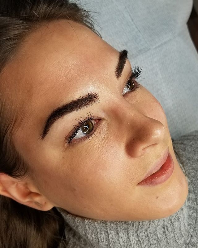 From gorgeous brows to Flawless Brows ✨🧚🏼&zwj;♀️ Some Mother Daughter brows today, stay tuned for her mom's transformation! 👌🏼