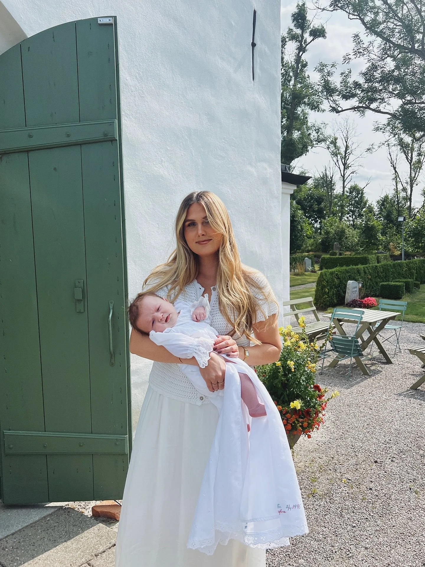 Dop f&ouml;r v&aring;r Filip med n&auml;rmsta familjen 🤍 I samma dopkl&auml;nning som jag, mina systrar och alla mina kusiner d&ouml;pts i, namn och datum f&ouml;r alla dop &auml;r broderade p&aring; kl&auml;nningen s&aring; fint av farmor och faste