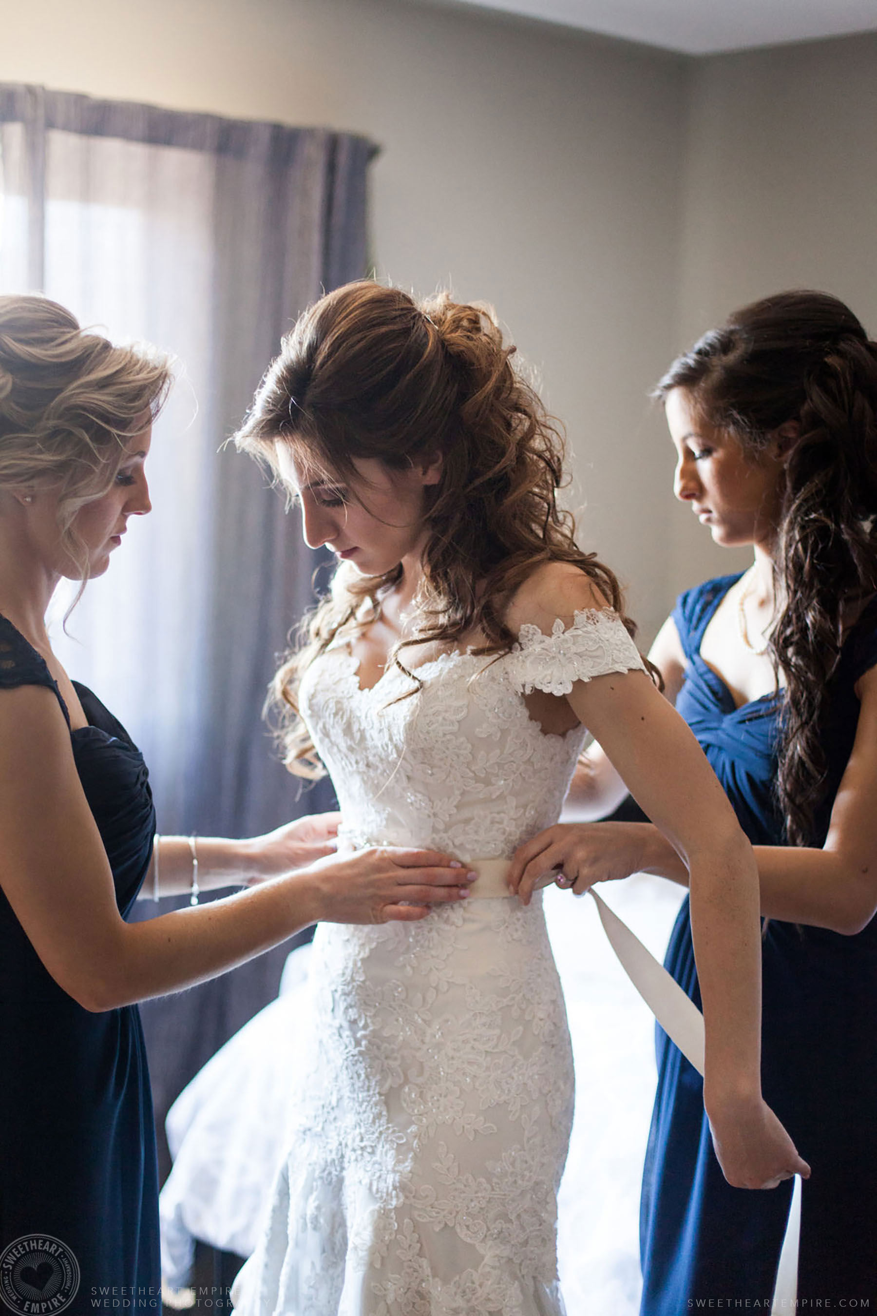 Bride getting ready with her bridesmaids, Eagles Nest Wedding Photos