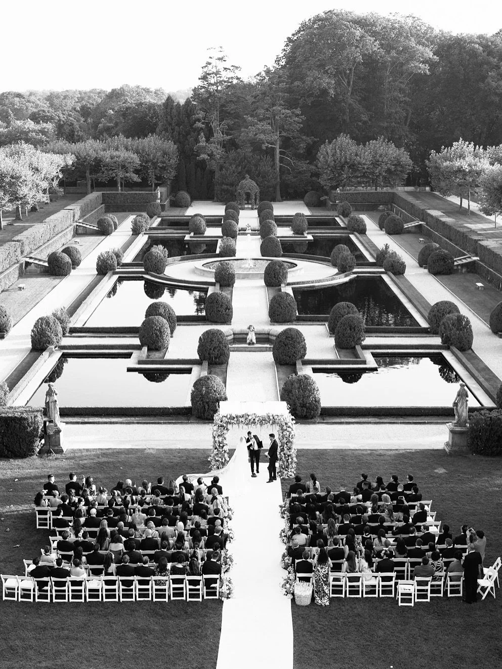 There was something indescribable about Judy &amp; Emanuel&rsquo;s wedding at Oheka Castle &mdash; the way their laughter echoed through the gardens, the quiet pauses between them that said everything words couldn&rsquo;t. ✨

As a wedding photographe