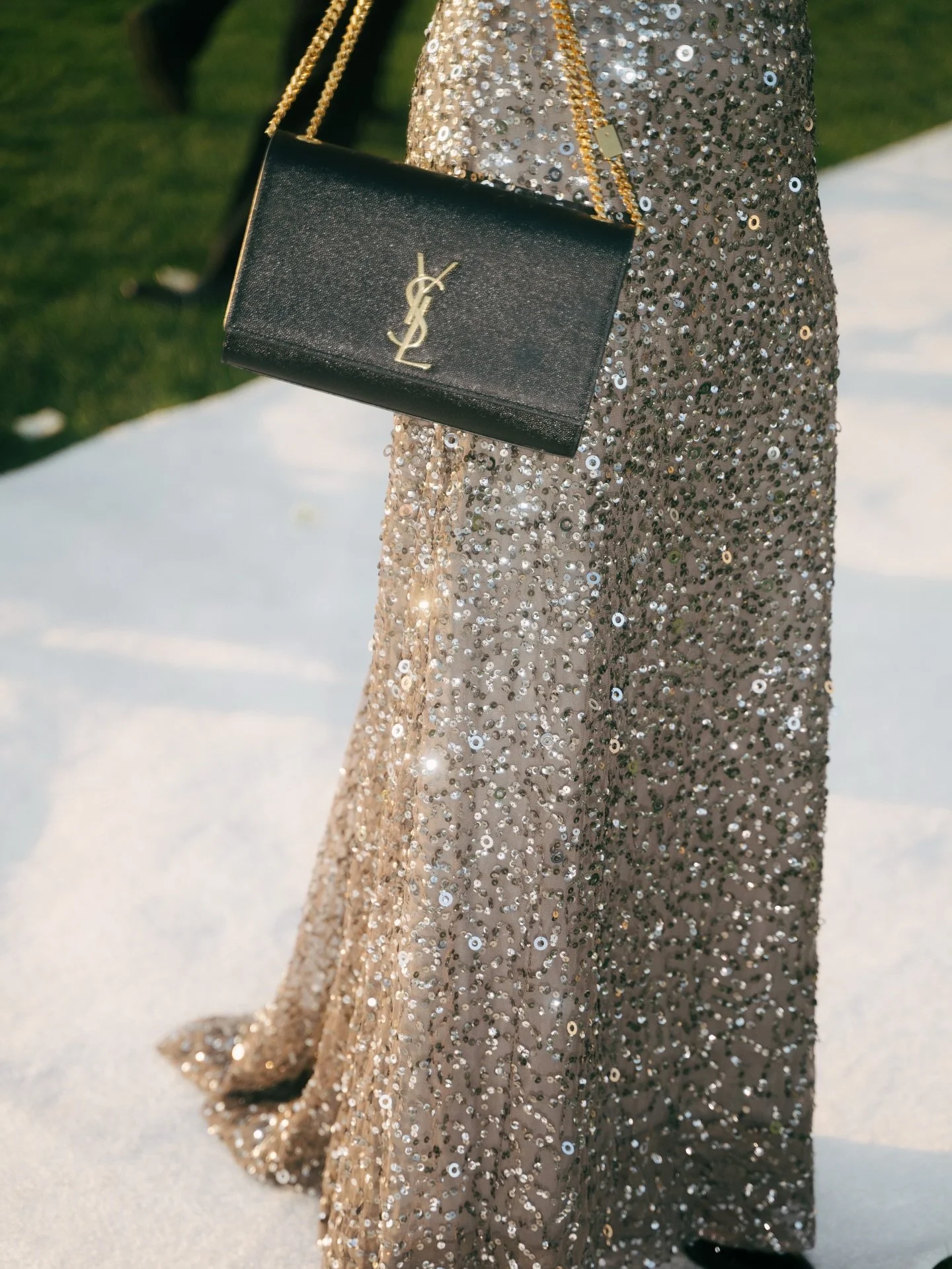 Cocktail hour at the castle 🍸

There's something so delightful about cocktail hour at weddings - candid moments, stunning drinks, and fashion on full display. Love seeing people connect and individual styles shine.
&mdash;&mdash;
Venue: @oheka_weddi