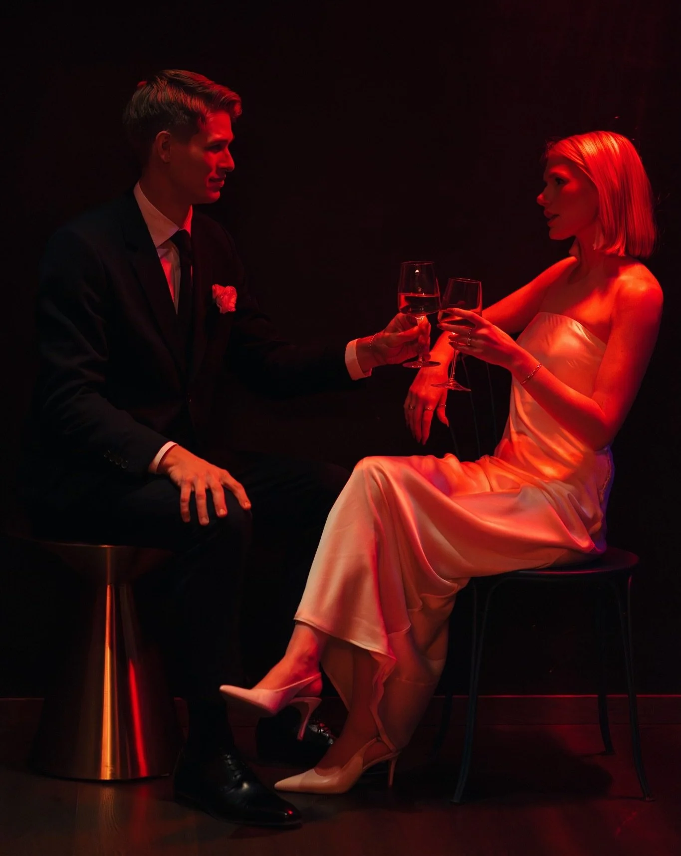 The ultimate combo: great lighting, awesome DJ, amazing people, crafty cocktails, and a photographer who captures how it all felt. Lauren &amp; Devin's vibey cocktail hour at @moxywilliamsburg was the real deal.

Most photographers would see a dark r