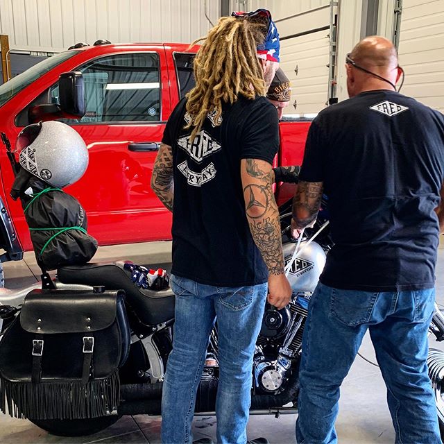 Happy Friday ! The cottages and their custom Fred Harley Davidson 
#fredusa #frednation #fukinrideeveryday #motorcycle #harleydavidson #ride #clothingline #clothingbrand #goodvibes #supportsmallbusiness #local #supportlocal #brand #logo #art #design