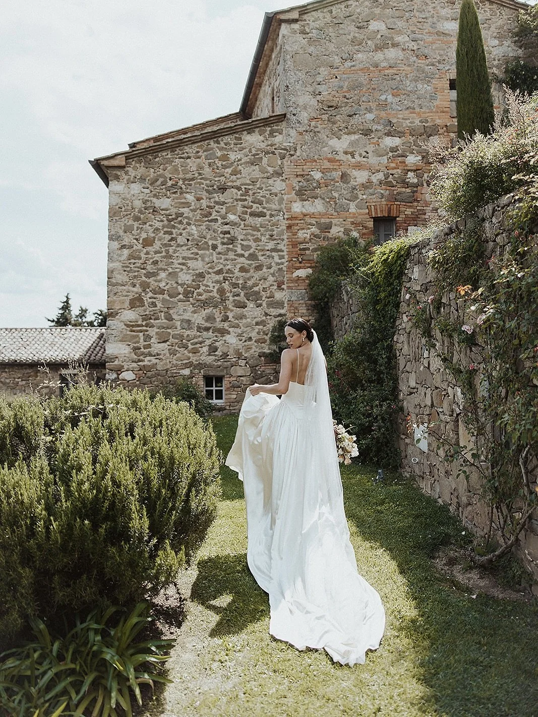The Flora Veil paired with the most gorgeous @daniellefrankelstudio dress in Monteverdi, Tuscany. #fortheromantics 

Photos: @lizschneiderphoto 
Workshop Host &amp; Lead Photographer @lizandolinaphotography 
Venue @monteverdi_tuscany 
Design/Styling 