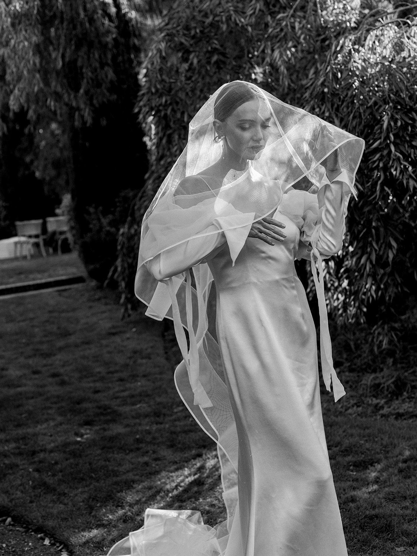 The ELLE veil in black and white. #fortheromantics 

photo: @lizandolinaphotography 

Shop the full collection:
www.janerhyan.com