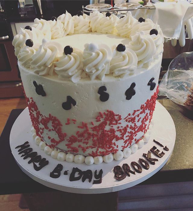 Music to your mouth with this vanilla on vanilla birthday cake 🎶 #cake #chef #pastry #love #sprinkles #igoftheday #cakedecorating #cakes #cakesofinstagram #newyork #m