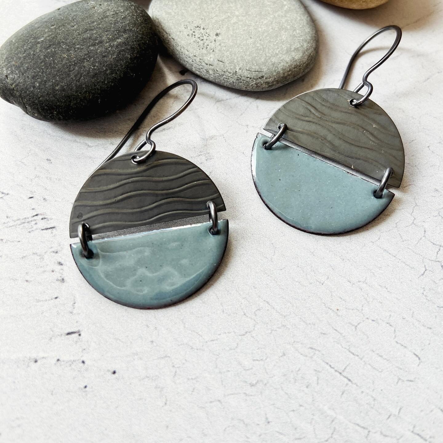 Inspired by the sea ~ textured silver with enamel in shades of blue. Now available. 

#oceaninspired #waves #enameljewelry #artisanjewelry #whidbeyislandartist #whidbeyartmarket #mybrownwren