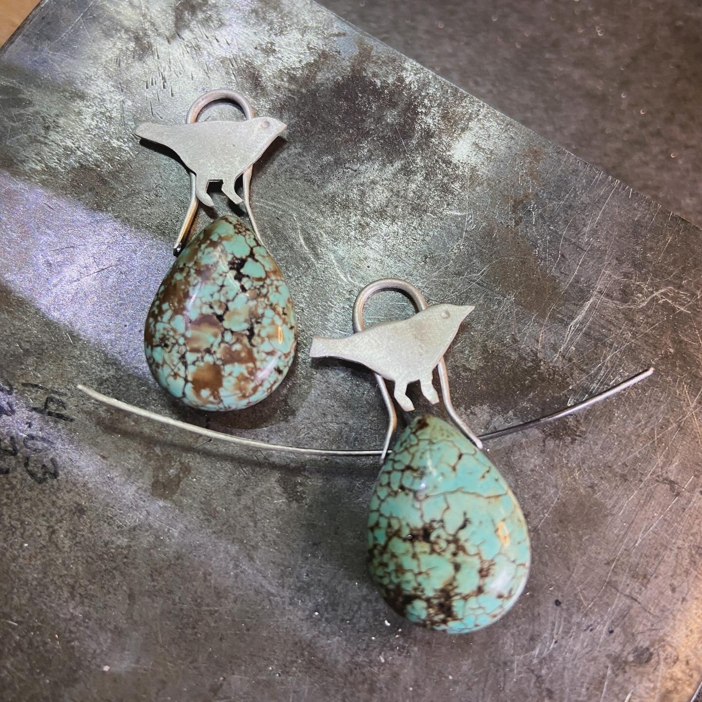 Lots of odds and ends on the bench today ~ birds and turquoise, flowers and turquoise. Hopefully some turquoise rings next week&hellip;

#workinprogressjewelry #birdjewelry #putabirdonit #artisanjewelry #whidbeyartmarket #whidbeyislandartist #mybrown
