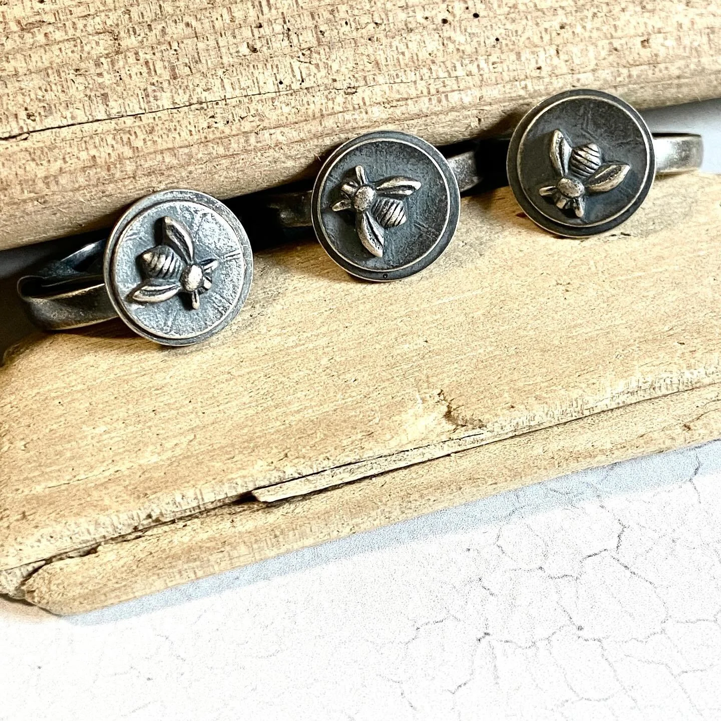 These are so hard to capture on camera. The top disk has a honeycomb texture. I gave each ring a matte gray finish. So pretty!  These are available on my website. If I don&rsquo;t have your size in stock, send me a message. 

#beejewels #beejewelry #