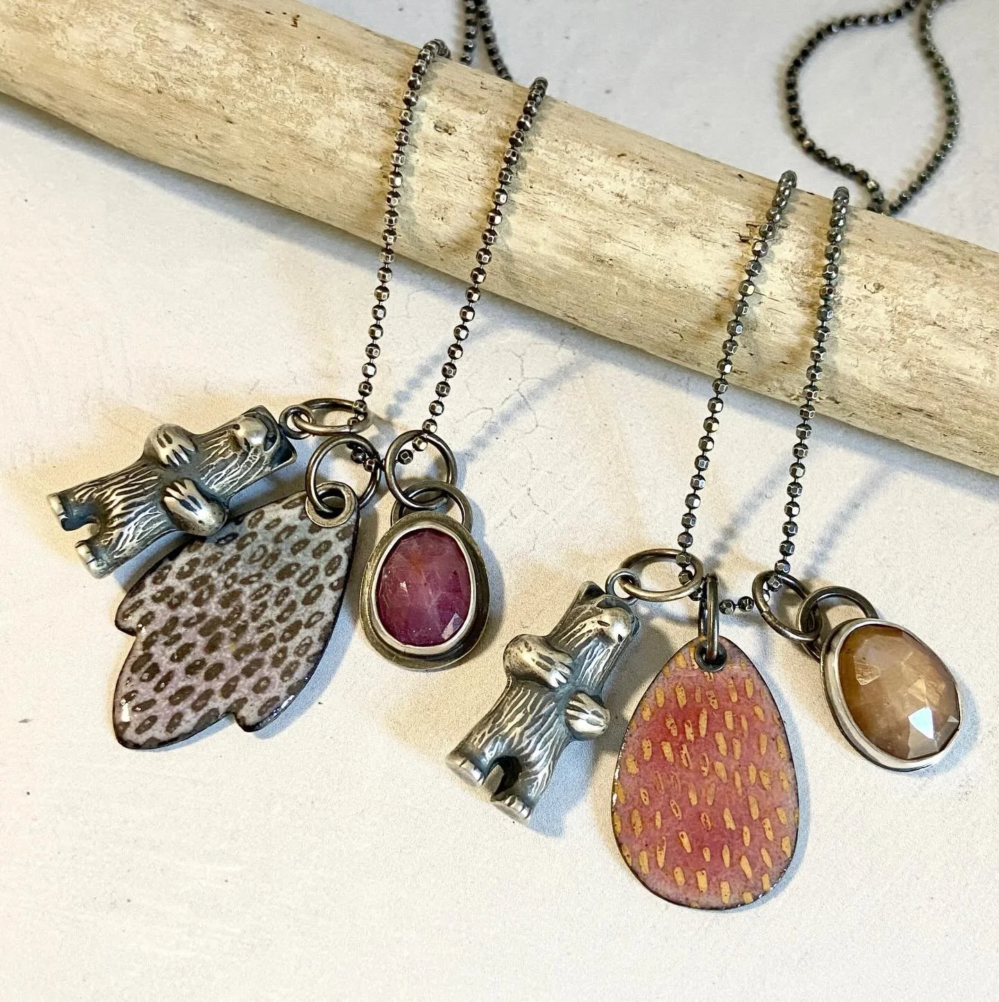 Give the gift of handmade jewelry made with soul this holiday season ~

#artisanmadejewelry #mybrownwren #shopsmallbusinesses💜