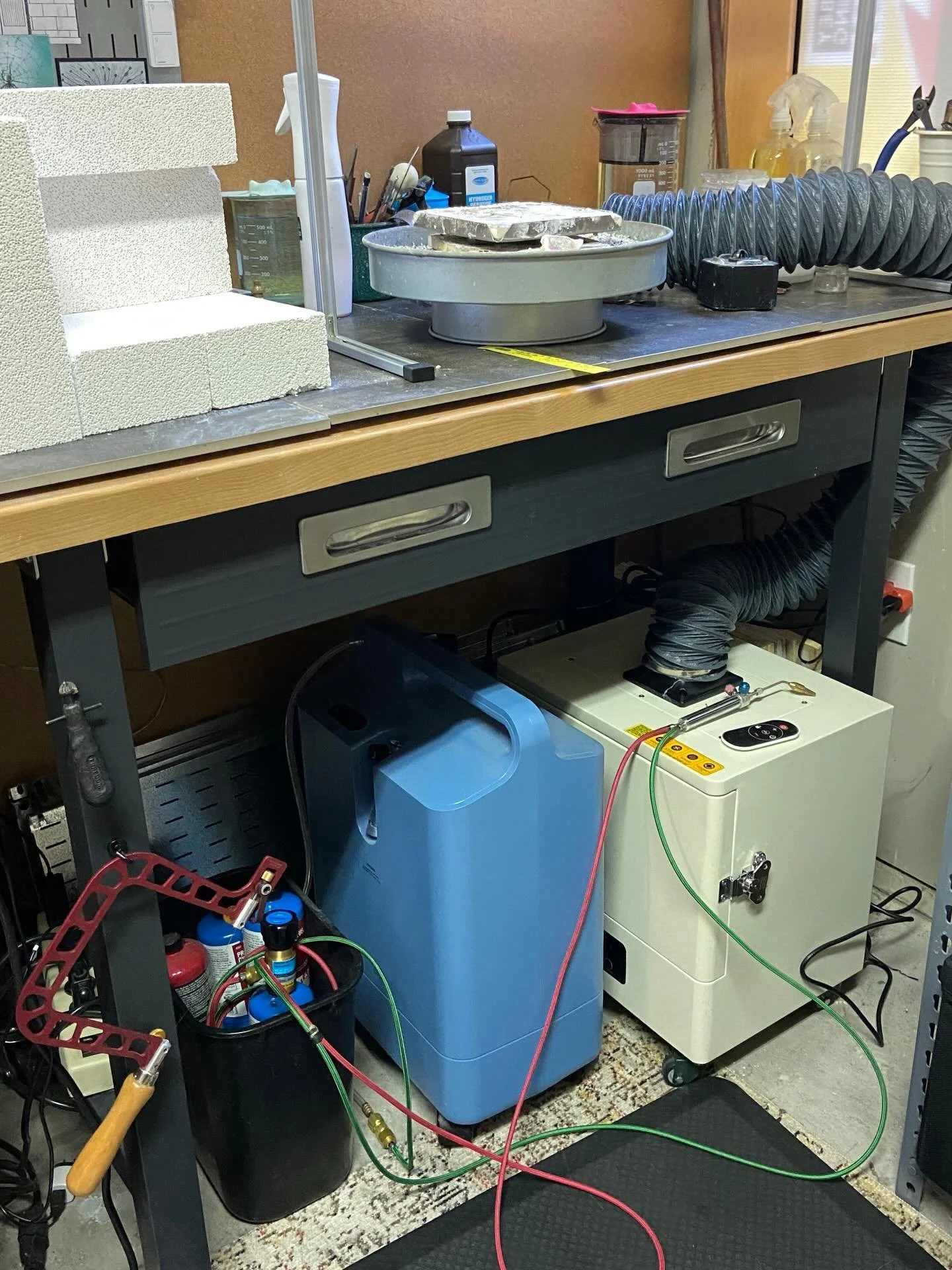 Taxes done ✔️ Fume extractor set up for the most part ✔️
Mason stains all bottled up ✔️~ feels good. Now time to create!

#studiocleanup #thesmallthings #artisanjeweler #enamelist #mybrownwren