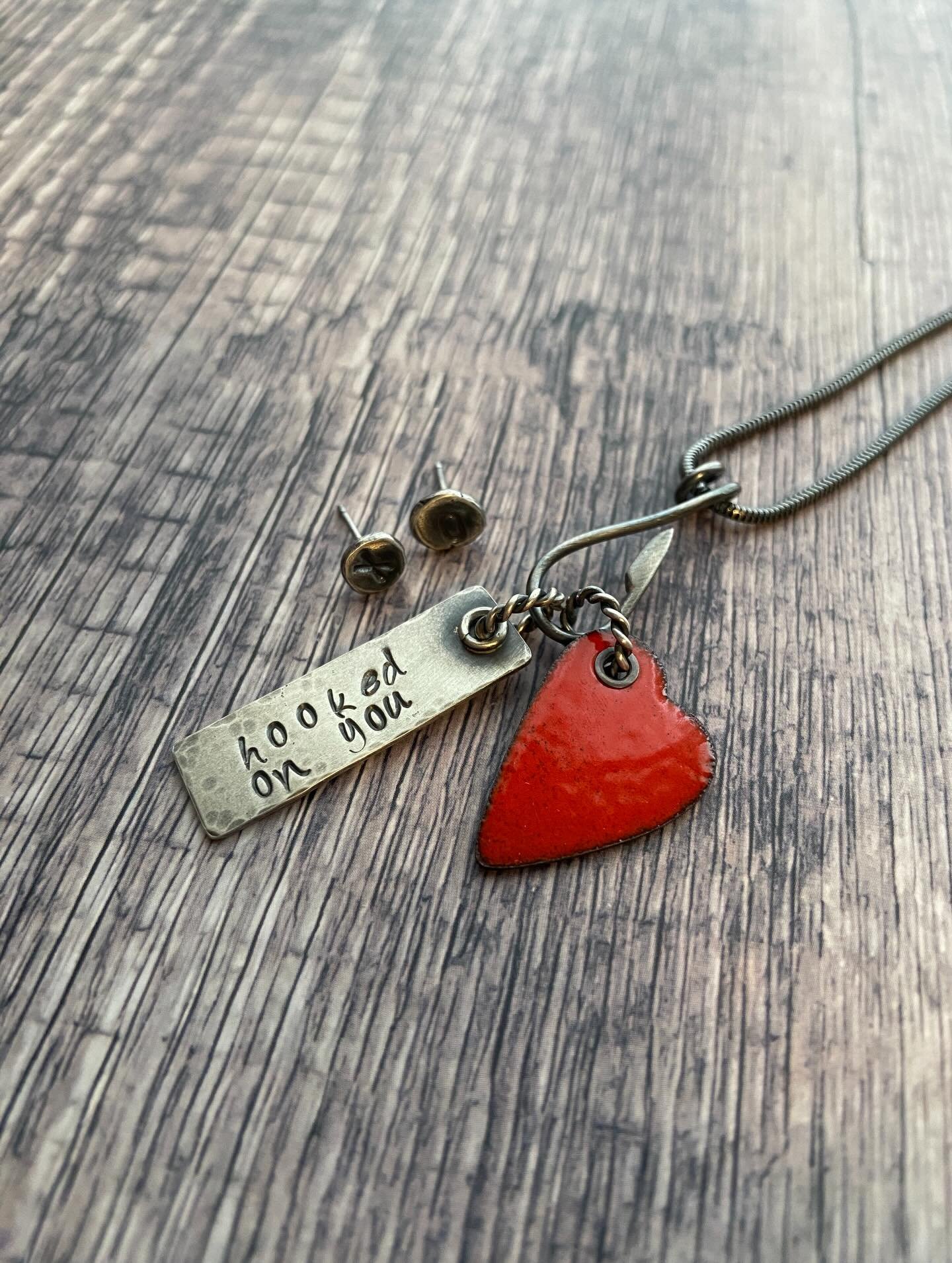 For your sweetheart&hellip;. Enameled hearts. Unique silver settings. Chunky silver snake chains. Find them in the Valentine&rsquo;s section of my website. Link in bio. 

#valentinesjewelry #heartjewelry #enameljewelry #fishingjewelry #mybrownwren