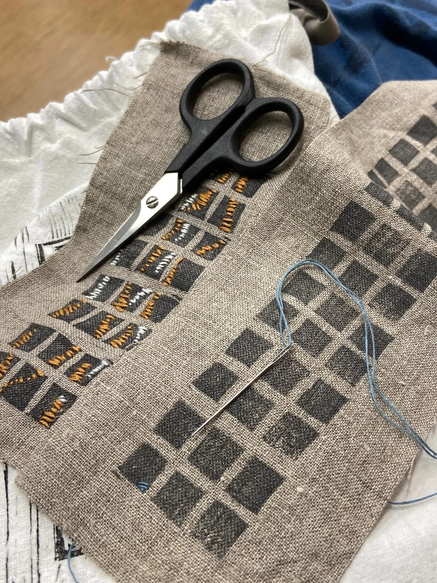 Working on stitching today while my hubby has surgery. There&rsquo;s something so soothing about hand work. 

#handstitching #embroideryart #handprintedfabric #blockprintedtextiles #mybrownwren