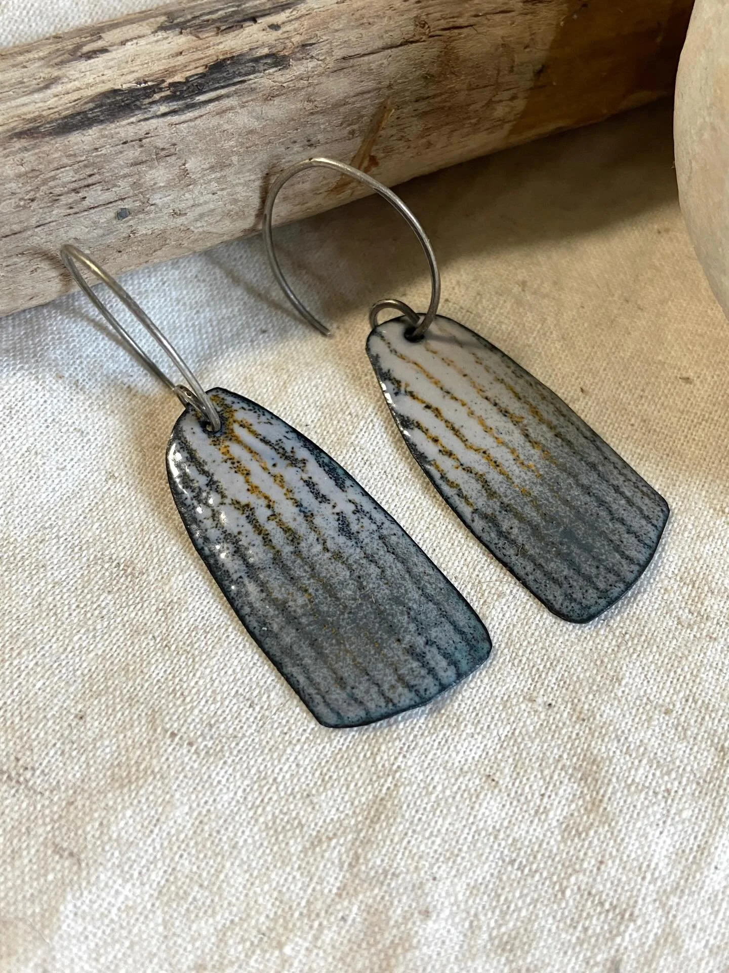 Sgraffito in layers - my shaky hands can no longer do perfect, so I&rsquo;m embracing rustic. What do you think?  I personally love the big hoppy ear wires. They add a bit of elegance, without being over the top or off style. 

#enameljewelry #sgraff