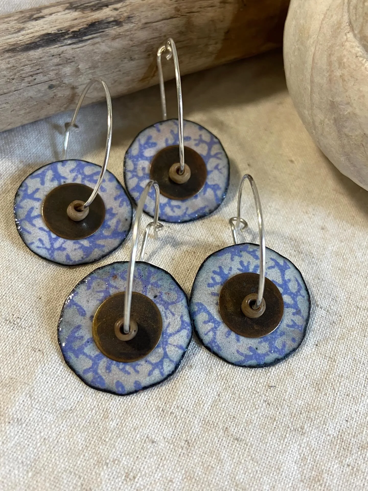 Having fun exploring colors and patterns in my enamel jewelry - also trying to use things I have on hand, like the beads and brass disks. What do you think?

#enameljewelry #enamelearrings #earrings #artisancraftedjewelry #mybrownwren