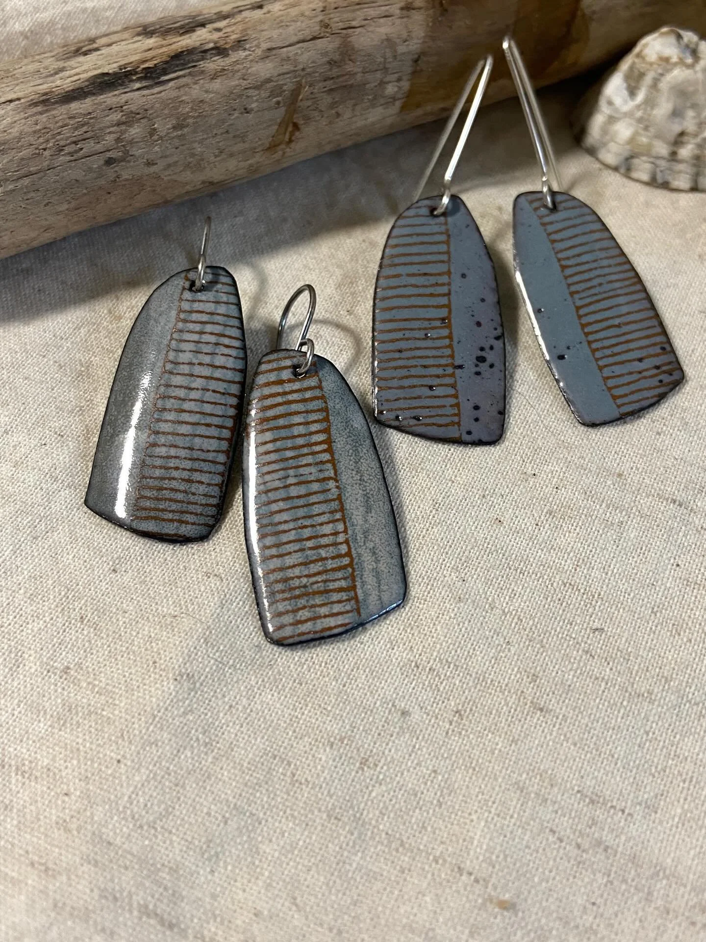 Same shape and base color but a different placement of the silkscreen and sgraffito to the one on the left. Also, different ear wires and finish make for two very different looking pairs of earrings. Which pair do you like better?

#enamelearrings #e