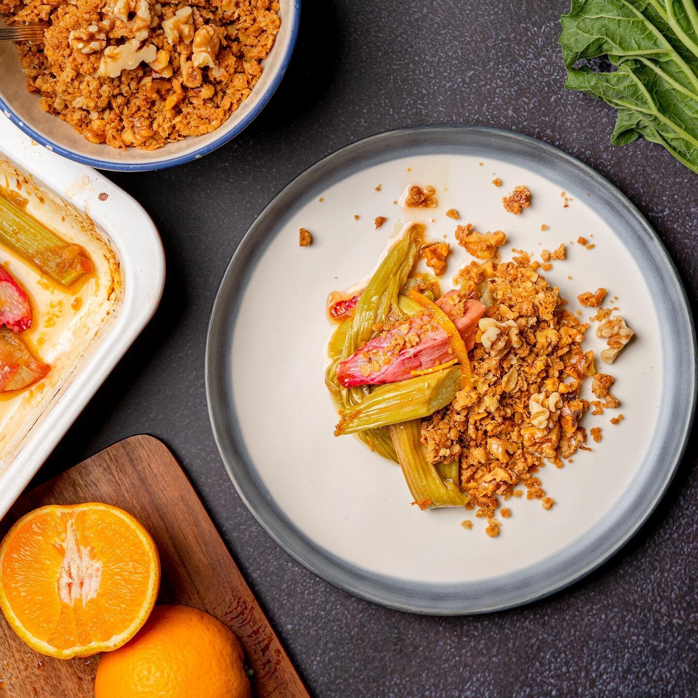 😋 Nutmeg-spiced Rhubarb Crumble 😋
What best way to celebrate spring AND the arrival of Gold Nutmeg from Grenada in our pantry! It's a simple, yet delicious recipe, where Royal Cinnamon also makes an appearance 😎

Ingredients:

For the Filling:
500