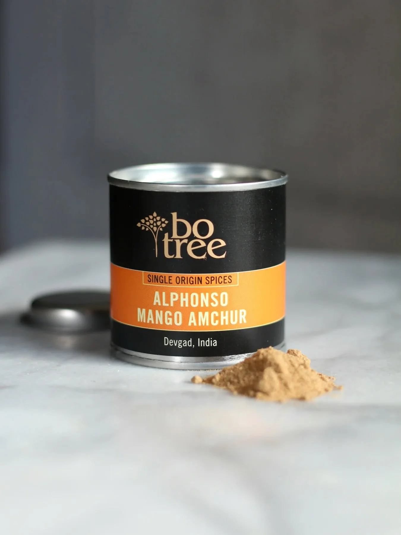 Our Alphonso mango is tangy and vibrant, paired with a subtle salty note. It is ideal for savoury dishes and adds a touch of sophistication to sweet treats!

Renowned for its superior quality, it hails from the distinguished Ratnagiri region, celebra