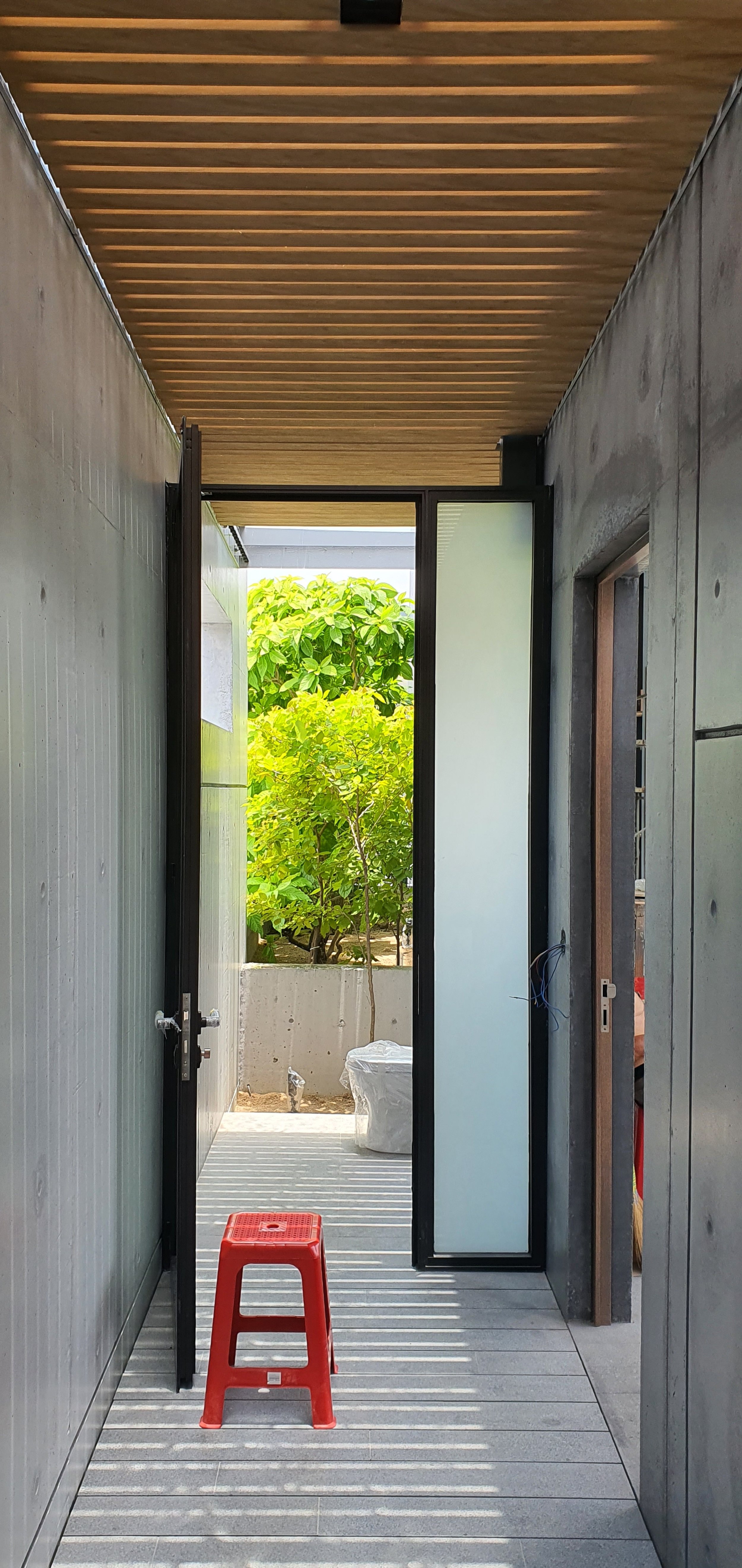 Open bathroom with raised planter