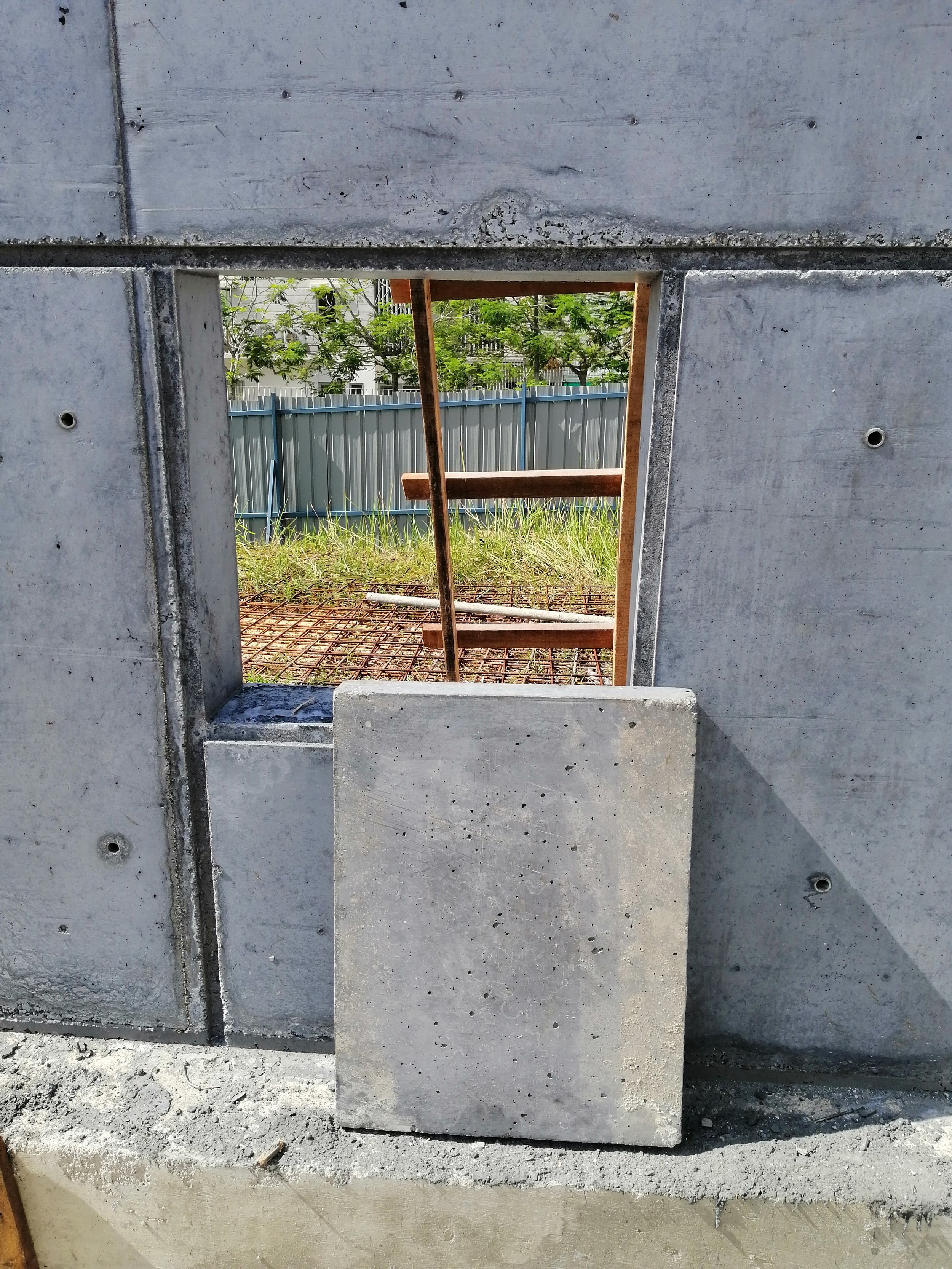 Wall window opening with perimeter groove line, formed using aluminium strips