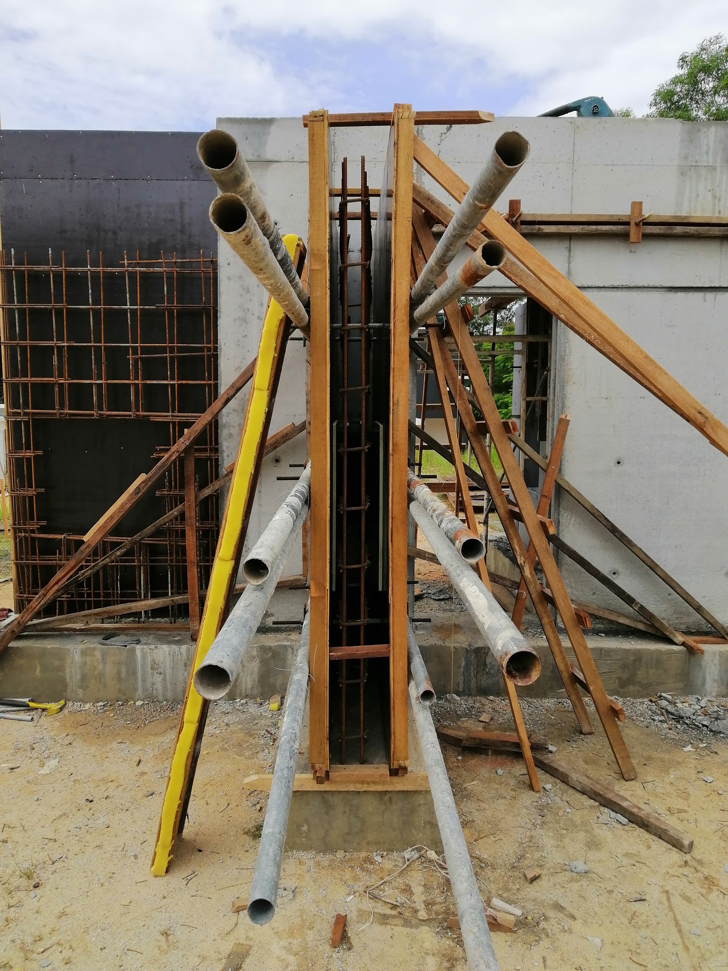 Side view of a concrete wall formwork, about to be fully covered up before concreting