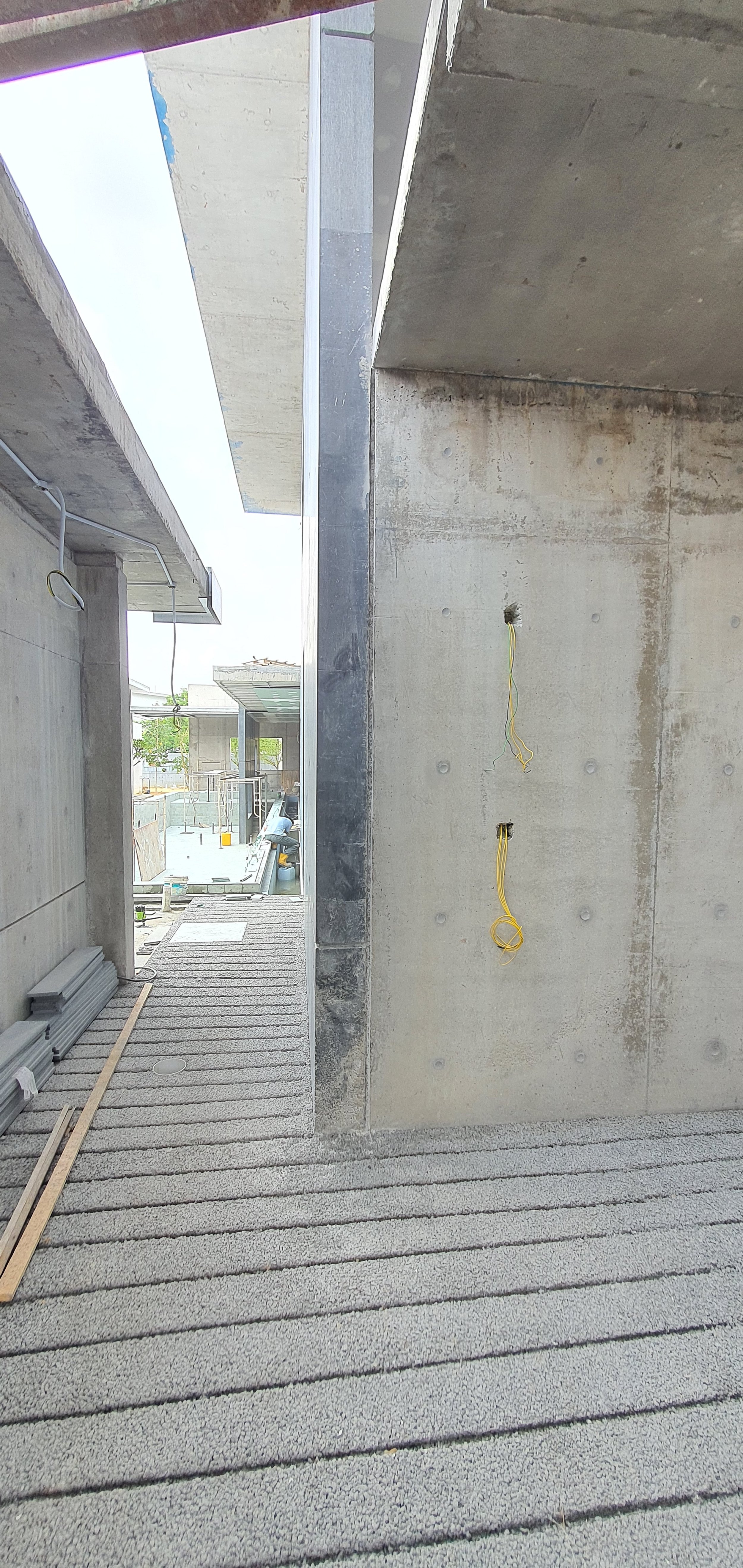 Cut groove line to separate between two different concrete walls (each in a different concrete design mix)