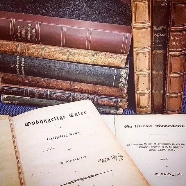 Der er mange, der bruger vores &quot;book en antikvarboghandler&quot; service... I dag har vi fundet vort udvalg af &aelig;ldre S&oslash;ren Kierkegaard b&oslash;ger frem til en kunde, der kommer ind i butikken i morgen og kigger p&aring; dem... &Osl