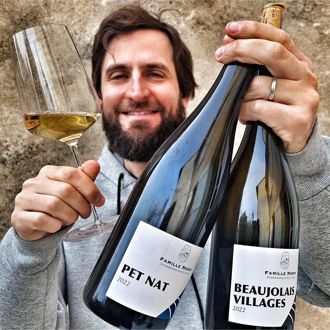 🌟P&eacute;pites en Beaujolais 🌟
.
J'ai eu la chance de d&eacute;couvrir le Pet Nat et le beaujolais villages de la maison @domaine.famillemorin ❤️
.
Deux superbes quilles, les bulles &agrave; base de Marselan et le blanc &agrave; base de Chardonnay