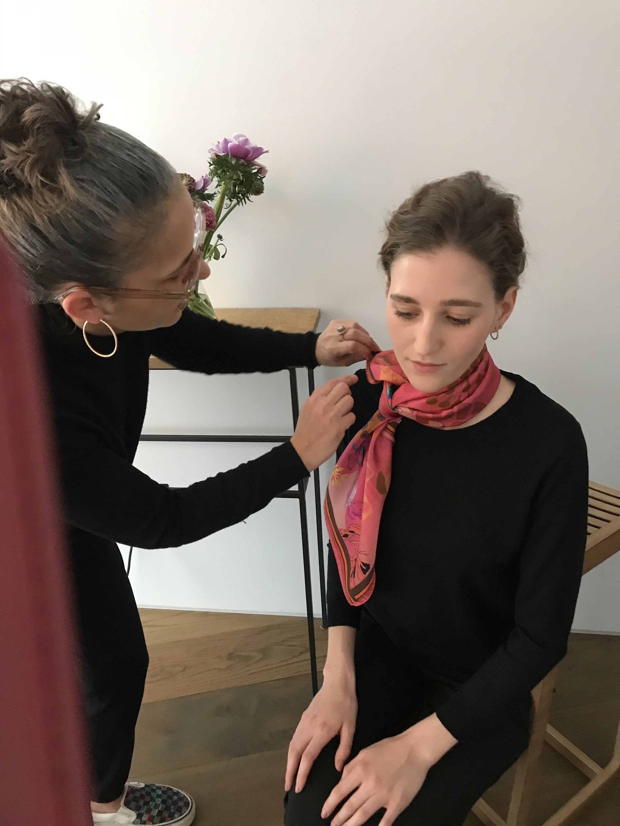 HOW TO TIE A SCARF