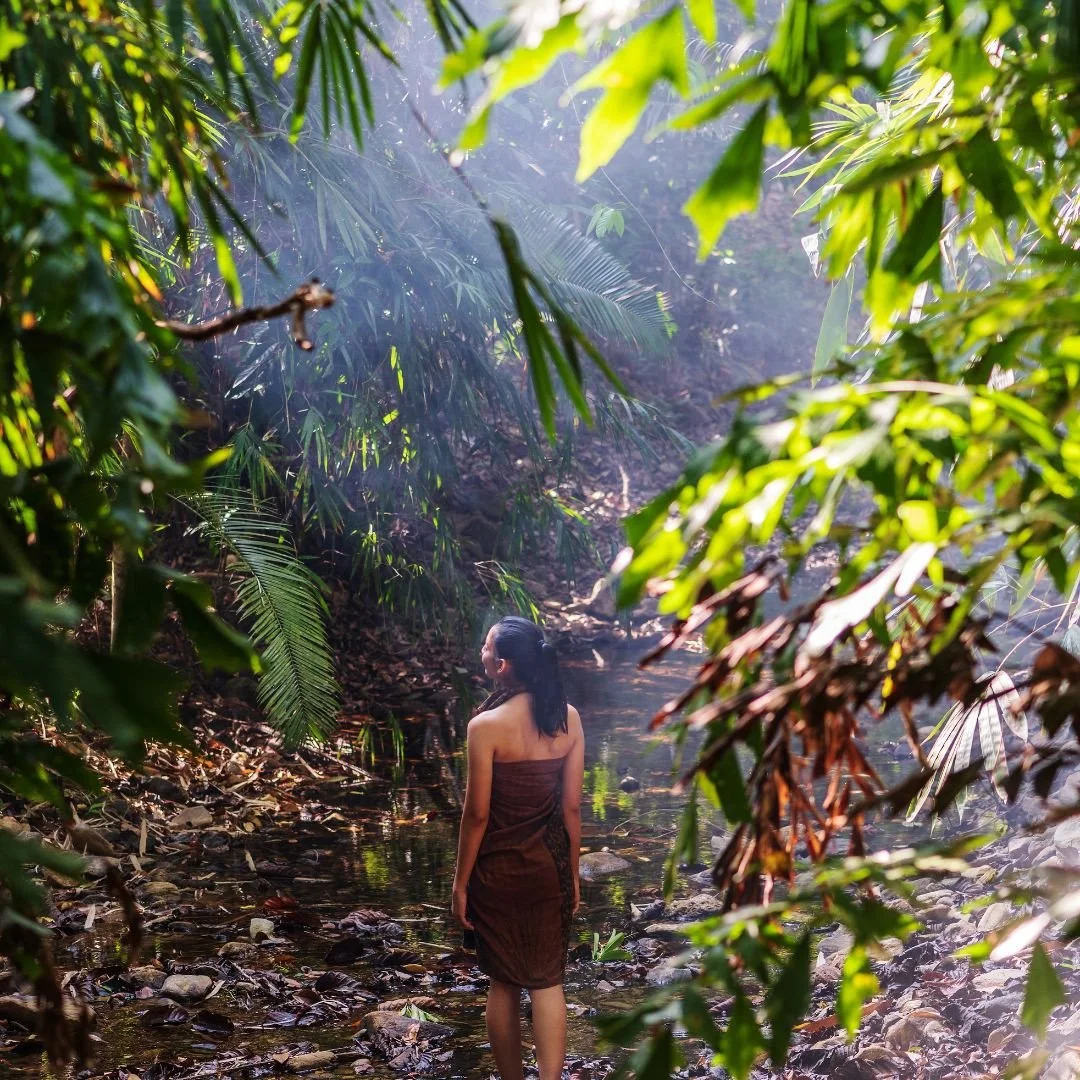 Have you heard of &lsquo;Mandi Embun&rsquo;? It translates from Malay as &lsquo;to bathe in the forest dew&rsquo; and it is an ancient practice that is celebrated at @thedatailangkawi -  recognising the wellness benefits of relaxing in the heart of t