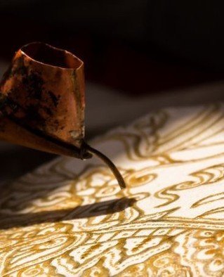 LEARN TRADITIONAL THAI CRAFTS - At &Agrave;NI Private Resorts in Thailand, guests can learn about local culture through hands-on experiences such as batik painting, flower garland making, and traditional lantern water blessings, each offering insight