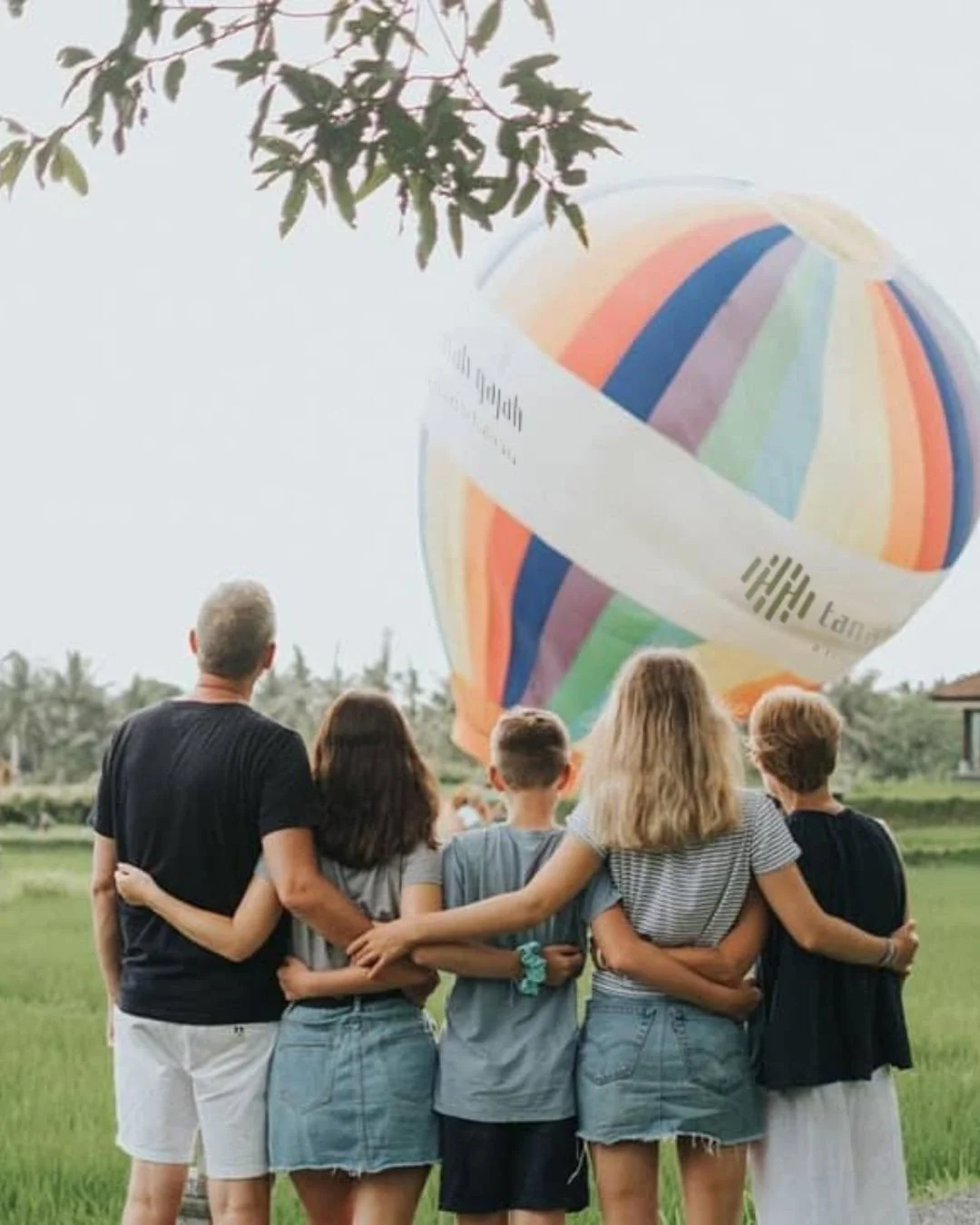 Mornings at @tanahgajahubud tend to start slowly, but there is one experience that is worth setting an early alarm for. ⁠
Hot air balloon rides over the surrounding landscape offer a completely different perspective of Ubud. Quiet, calm and slightly 