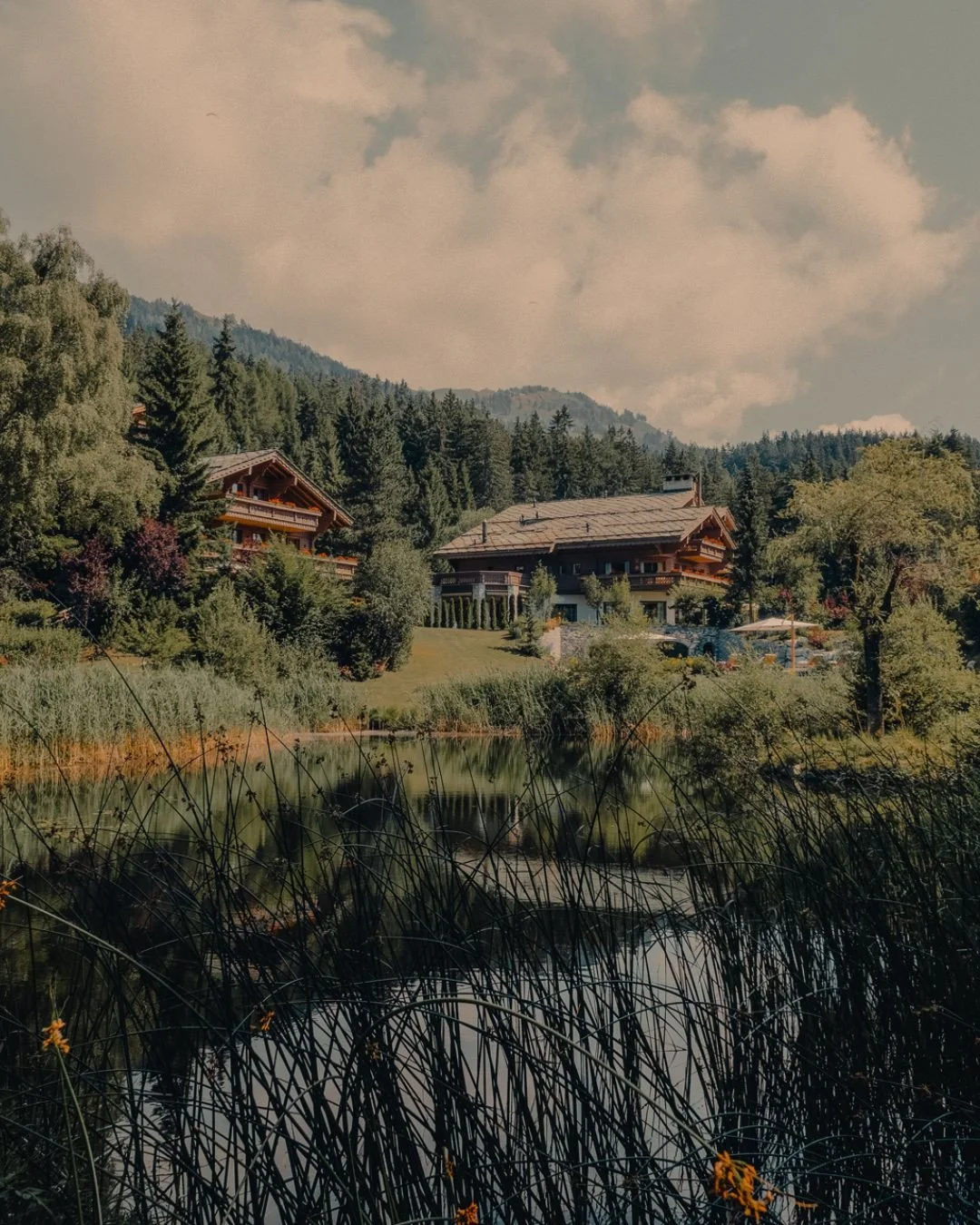 Travelling with young families is often less about fitting everything in, and more about finding somewhere that makes time together feel genuinely easy.⁠
⁠
At Ultima Crans-Montana, the setup feels incredibly well thought through for multi-generationa