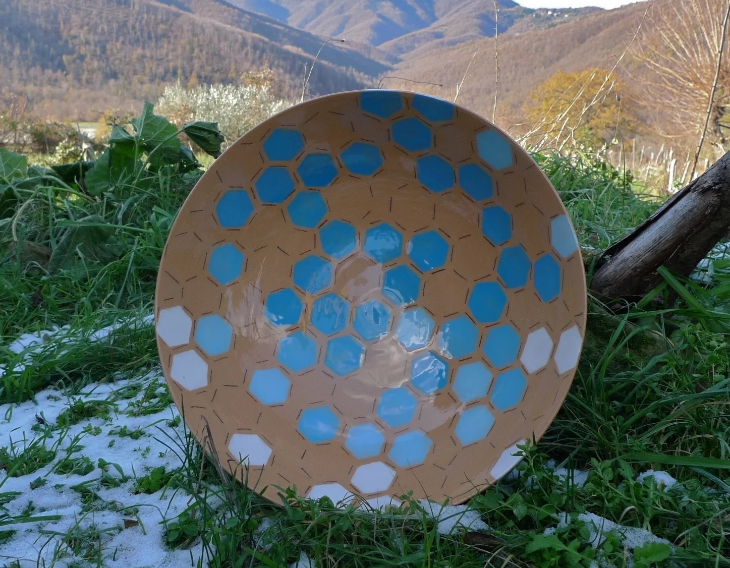 terra cotta ceramic body: bowl (blue, white hexagon with line) 15 x 40cm (350 E)