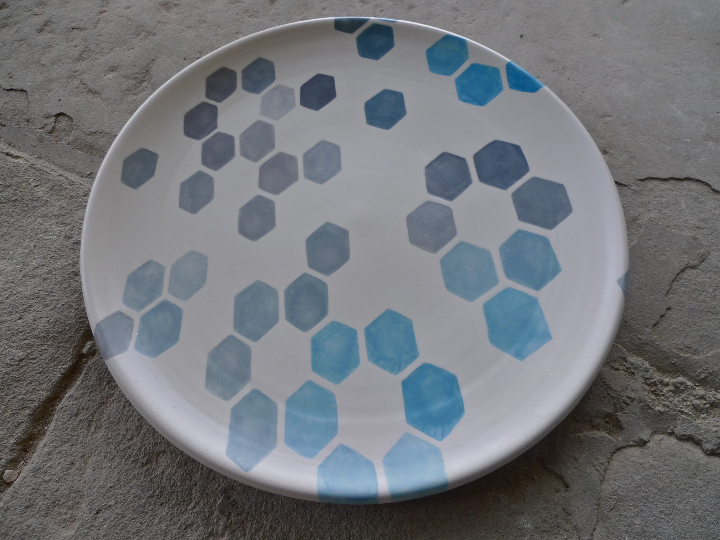 white ceramic body heavy: platter (grey, blue hexagon solid) 2x40cm (250 E)