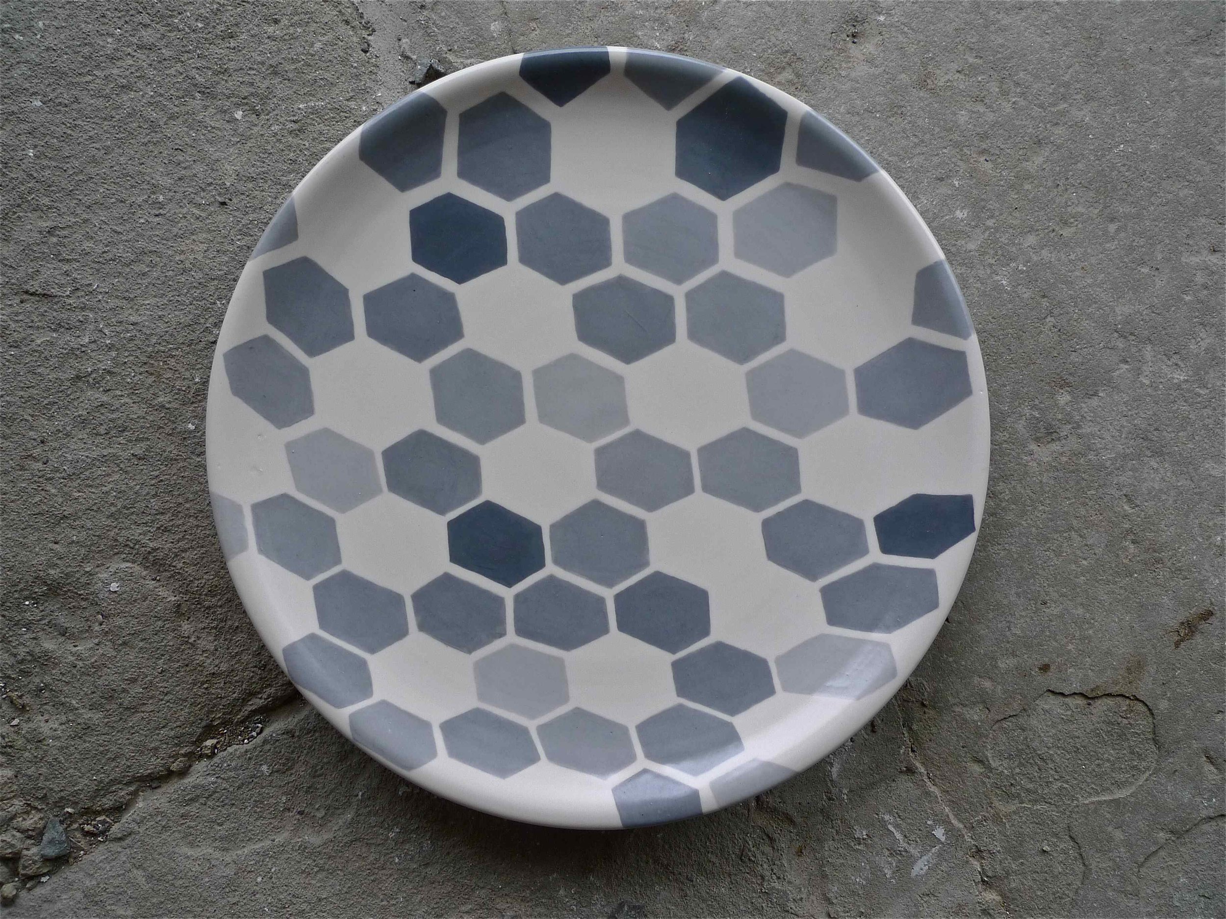 white ceramic body heavy: platter (grey hexagon perspective solid) 2x35cm (200 E)