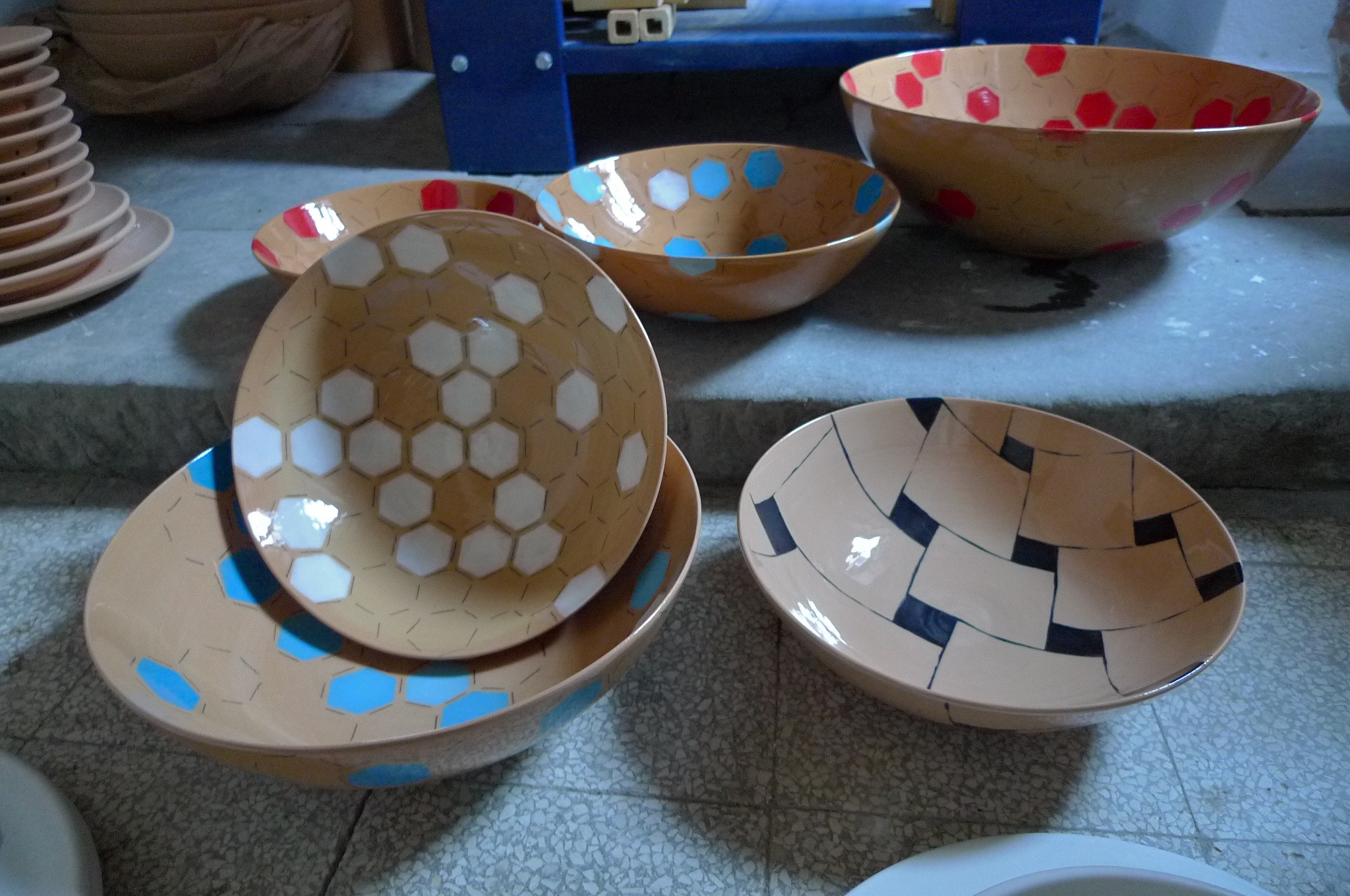 various terra cotta: hexagon(white, blue, red), perspective black 26cm (110E) 31cm (200 E) 40cm (350 E)
